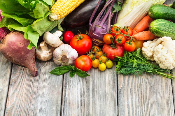 Légumes sur table en bois — Photo