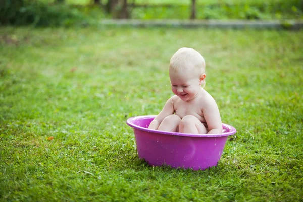 Babyen i vaskefat – stockfoto