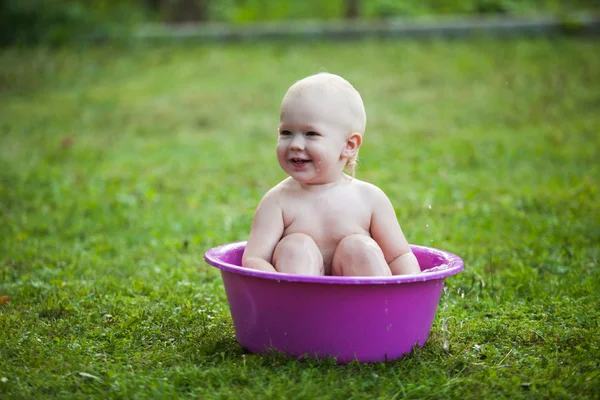 Baby im Waschbecken — Stockfoto