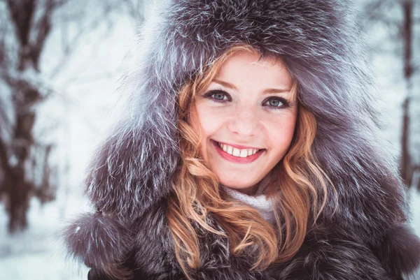 Donna in inverno — Foto Stock