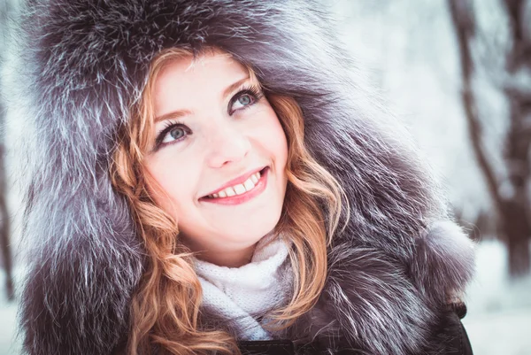 Mujer en invierno — Foto de Stock