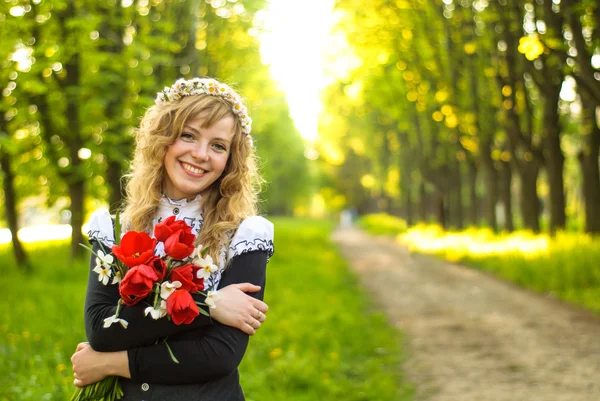 Flickan promenerar — Stockfoto