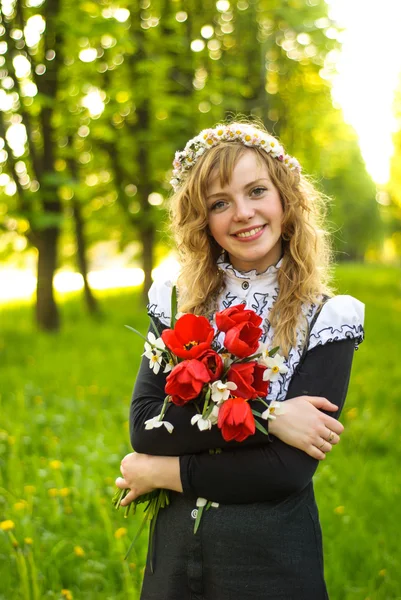 Ragazza sta camminando — Foto Stock