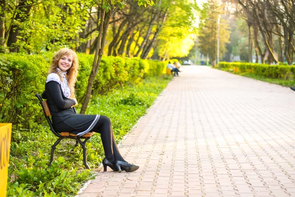 Ragazza sta camminando — Foto Stock