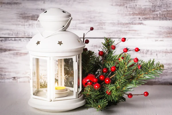 Linterna de Navidad con abeto y bayas — Foto de Stock