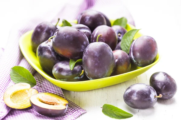 Plums in a bowl — Stock Photo, Image