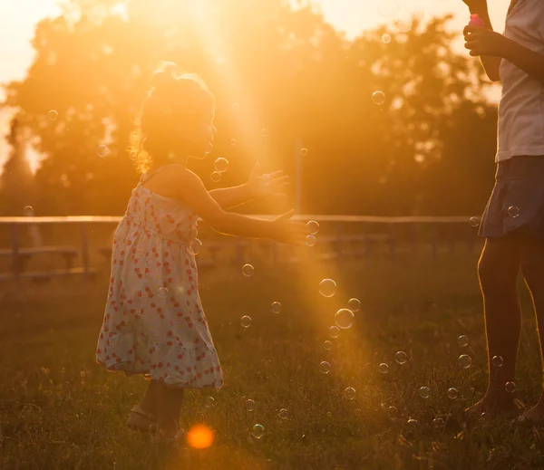 Flicka och bubblor — Stockfoto