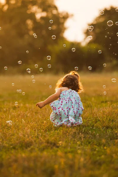 Menina e bolhas — Fotografia de Stock