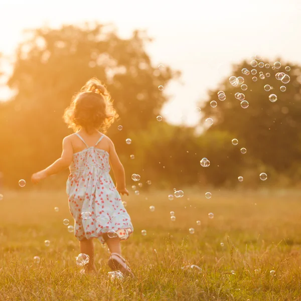 Flicka och bubblor — Stockfoto