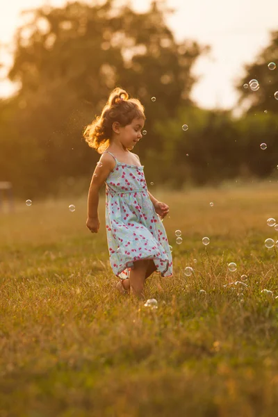 Flicka och bubblor — Stockfoto