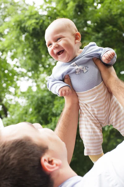 Pai brinca com filho — Fotografia de Stock