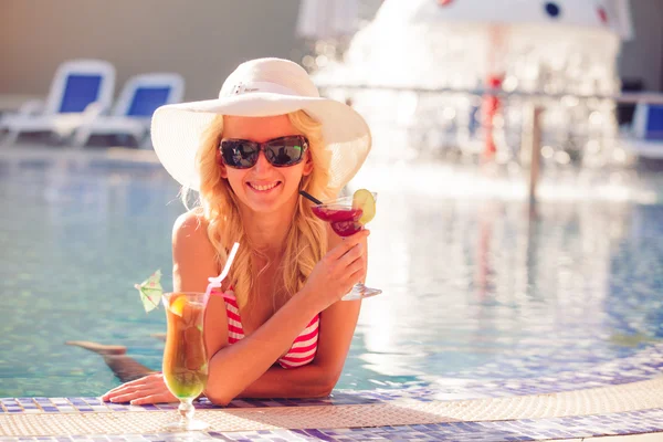 Woman in swimming pool — Stock Photo, Image