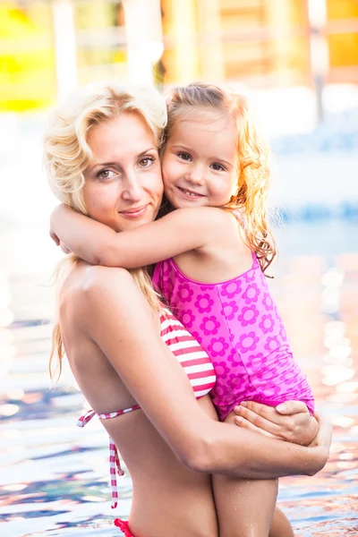 Mutter und Kind im Schwimmbad — Stockfoto