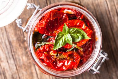 Güneş kurutulmuş domates