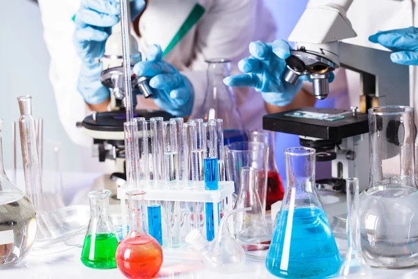 Scientists in the chemical laboratory — Stock Photo, Image