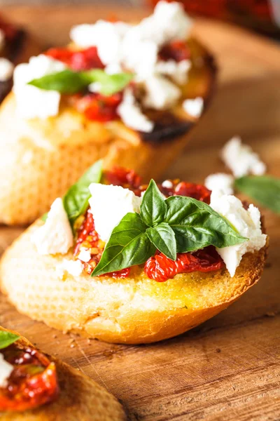 Bruschetta met zongedroogde tomaten — Stockfoto