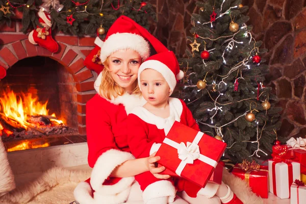 Anne ve oğlu Noel şömine yakın — Stok fotoğraf