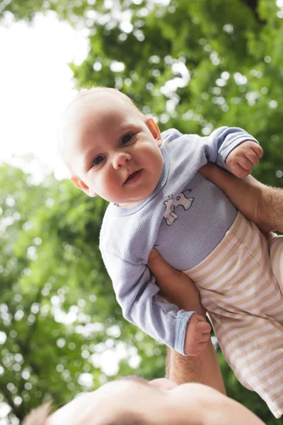 Padre gioca con il figlio — Foto Stock