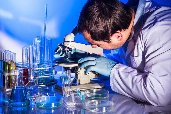 Hombre haciendo investigación — Foto de Stock