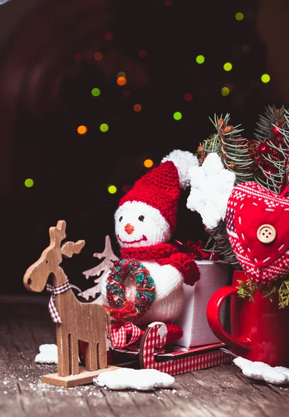 Schneemann auf Schlitten — Stockfoto