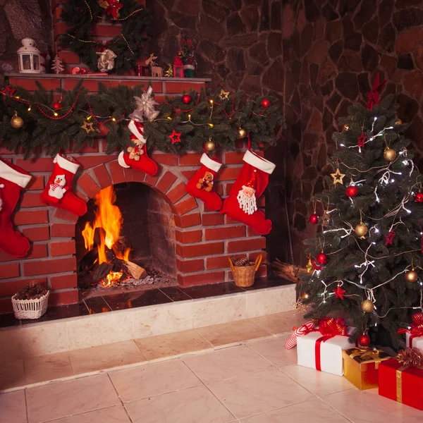 Kerst open haard in de kamer — Stockfoto