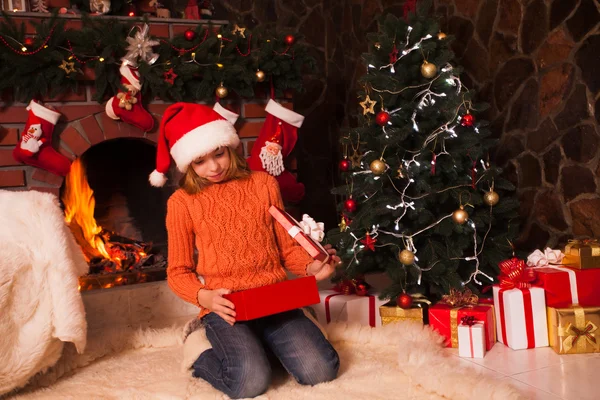 Tienermeisje met cadeau — Stockfoto