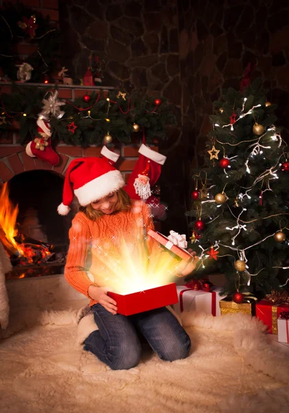 Teenager Mädchen mit Geschenk — Stockfoto