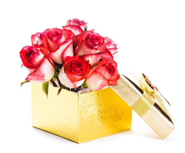 Doos van de gift en boeket rozen — Stockfoto