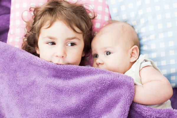 Hermana y hermano — Foto de Stock