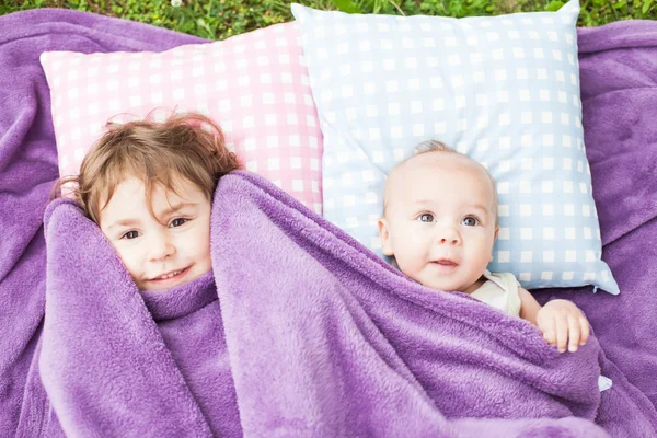 Hermana y hermano — Foto de Stock