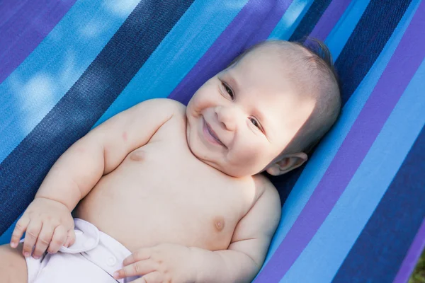 Bebé en una hamaca —  Fotos de Stock