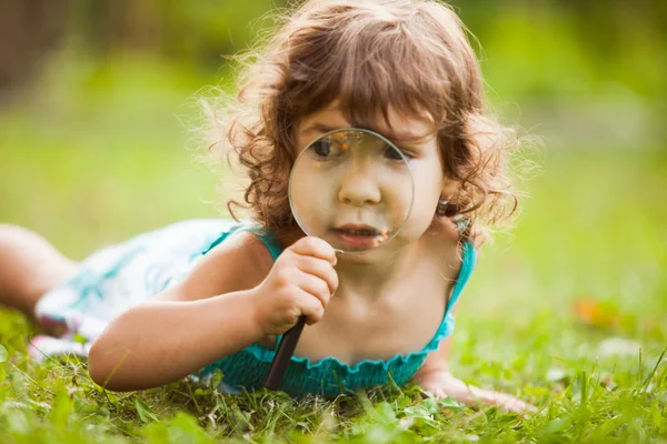 Niño con lupa — Foto de Stock