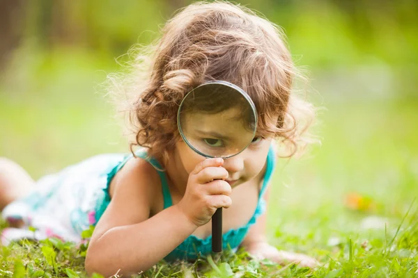 Büyüteçli çocuk. — Stok fotoğraf