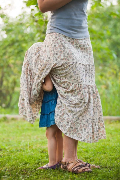 Kleines Mädchen versteckt sich — Stockfoto