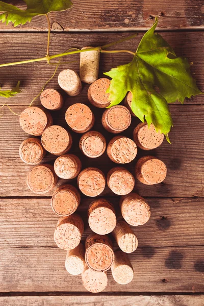 Rolhas de vinho na mesa — Fotografia de Stock