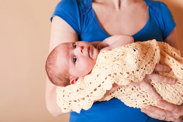 Moeder met haar pasgeboren baby — Stockfoto