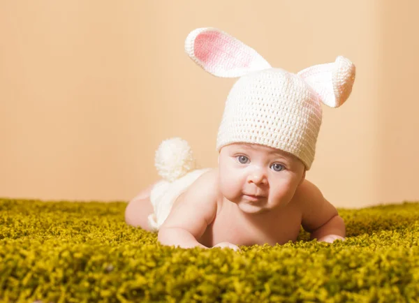 Bambino coniglietto di Pasqua — Foto Stock