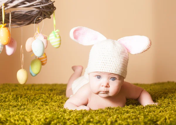 Bambino coniglietto di Pasqua — Foto Stock