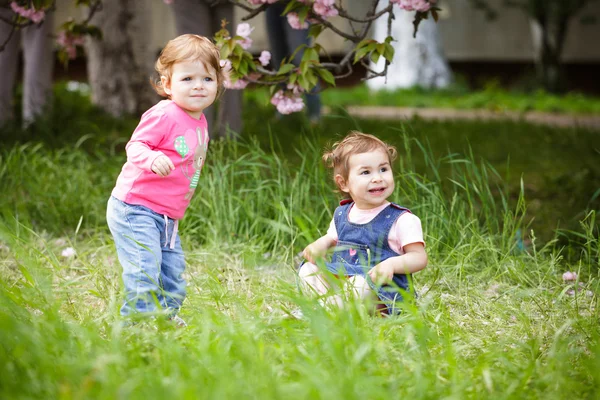 Zwei Mädchen spielen — Stockfoto