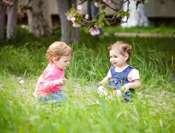 Duas meninas jogar — Fotografia de Stock