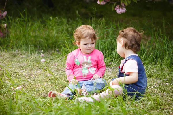 Zwei Mädchen spielen — Stockfoto