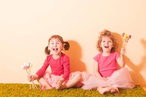 Meisjes op een Easter Egg hunt — Stockfoto
