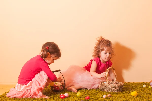Девушки на пасхальном яйце — стоковое фото
