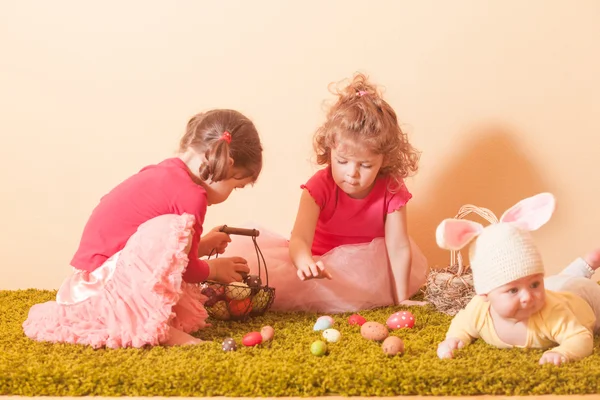 Meninas em uma caça ao ovo de Páscoa — Fotografia de Stock