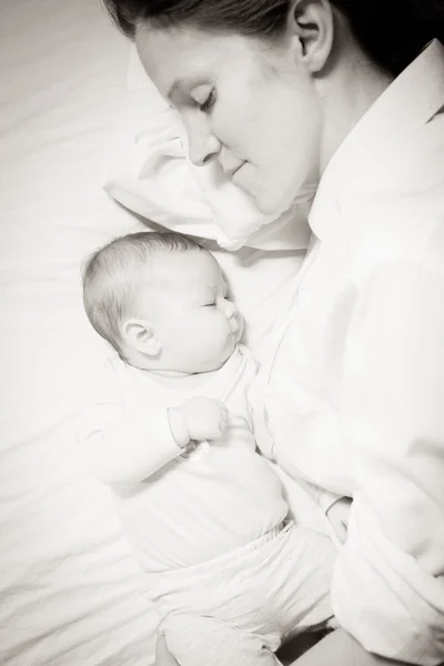 Samen slapen moeder en baby — Stockfoto