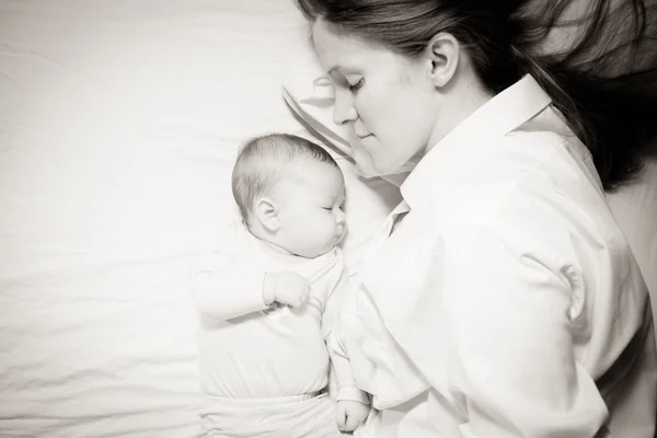 Madre y bebé que duermen juntos — Foto de Stock