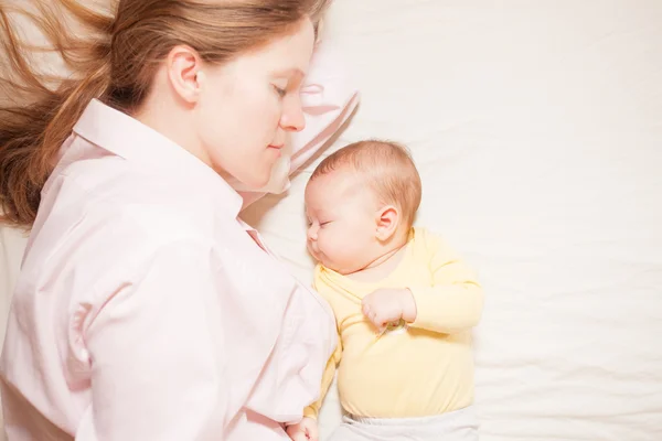 Madre y bebé que duermen juntos — Foto de Stock