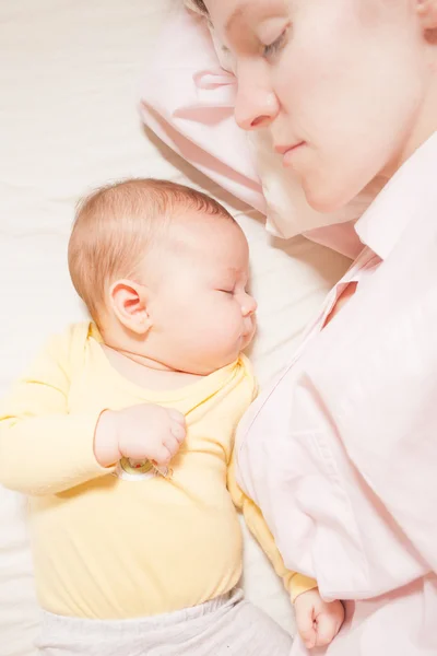 Samen slapen moeder en baby — Stockfoto