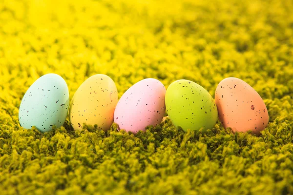 Paaseieren op het gras — Stockfoto