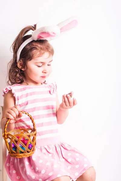 Girl eats a chocolate eggs — Stock Photo, Image